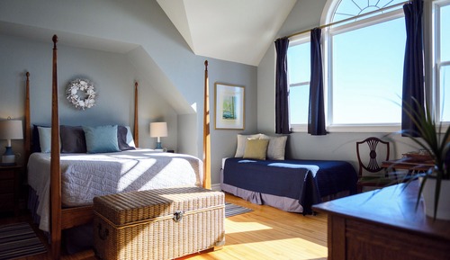 Chambre (The Captain's Quarter)