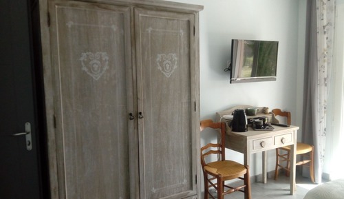 Chambre avec lits jumeaux, salle de bains privée