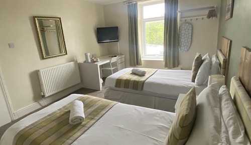 Chambre avec lits jumeaux, salle de bains attenante