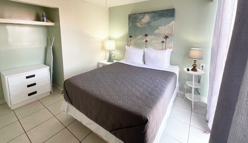 Suite Affaires, 1 grand lit, coin cuisine, vue cour intérieure