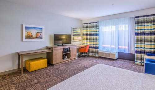 Chambre, 1 très grand lit et 1 canapé-lit, accessible aux personnes à mobilité réduite (w/ bathtub)