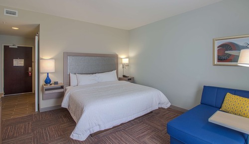 Chambre, 1 très grand lit, non-fumeurs, réfrigérateur et four à micro-ondes