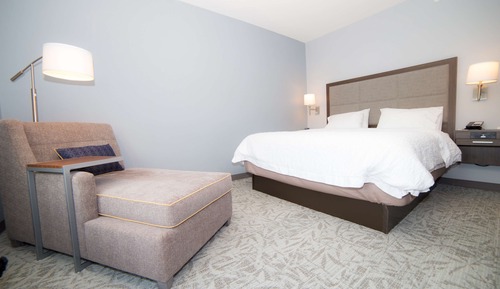 Chambre, 1 très grand lit, accessible aux personnes à mobilité réduite, baignoire