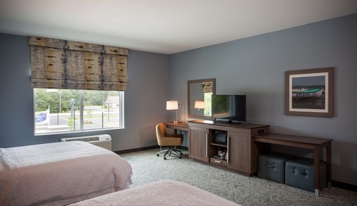 Chambre, 2 grands lits, accessible aux personnes à mobilité réduite, baignoire