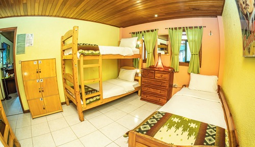 Chambre Économique, dortoir mixte, coin cuisine, côté jardin (5 literas, Baño Compartido)