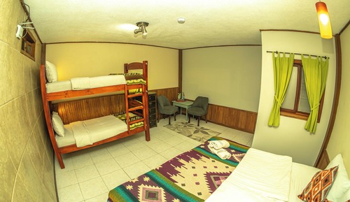 Chambre Quadruple Familiale, salle de bains commune, en mezzanine