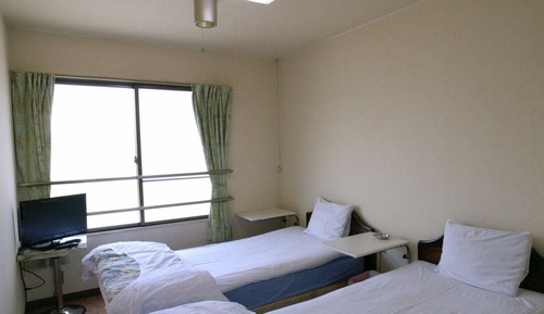 Chambre avec lits jumeaux, salle de bains commune