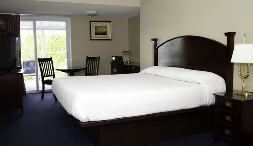 Chambre, 1 très grand lit, accessible aux personnes à mobilité réduite, vue lac