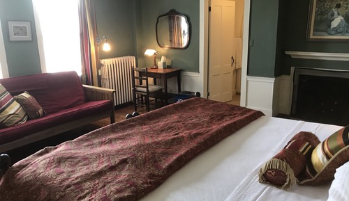 Chambre, 1 très grand lit, vue colline
