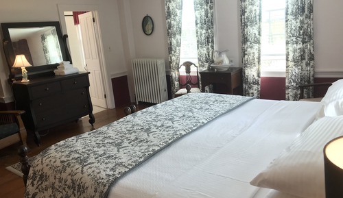 Chambre, 1 très grand lit, vue colline