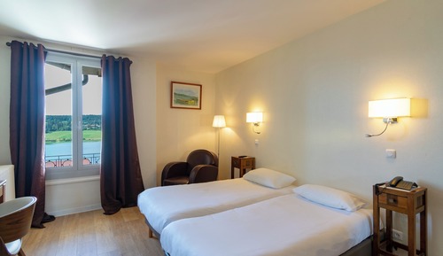 Chambre avec lits jumeaux, vue lac