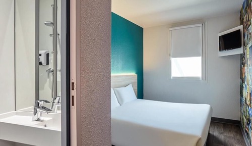 Chambre Supérieure, 1 lit double, salle de bains privée