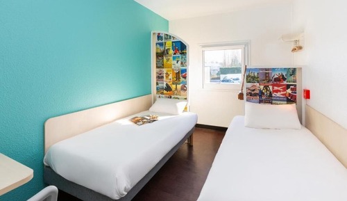 Chambre, 2 lits une place (salle de bain commune)
