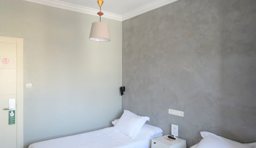 Chambre avec lits jumeaux, salle de bains commune