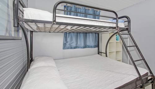 Large Studio Cabin (sleeps 7)