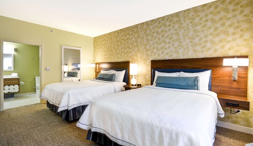 Suite, 2 grands lits, accessible aux personnes à mobilité réduite, non-fumeurs (w/ bathtub)