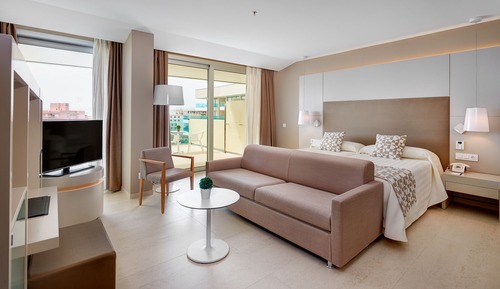 Chambre Junior, terrasse, vue piscine