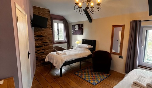 Chambre Familiale, salle de bains attenante (Purple Room)