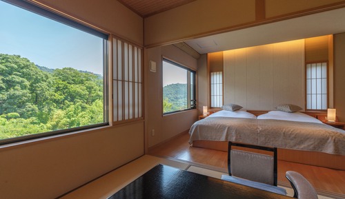 Chambre Tradition, vue jardin, en angle (Special Room, Semi Open-air bath)