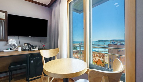 Chambre, vue partielle sur l'océan