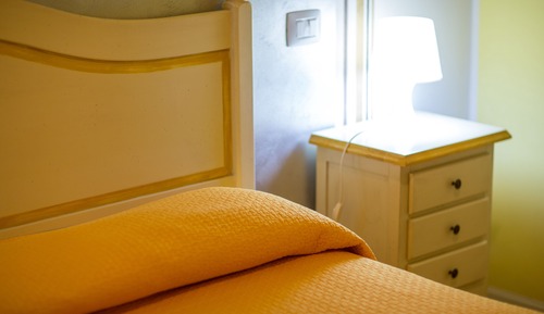 Chambre Double Confort pour 1 personne, 1 lit double, salle de bains attenante, côté cour intérieure