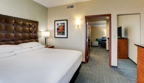 Suite, 1 très grand lit, réfrigérateur et four à micro-ondes (2 Rooms, Board Room Table, Roll in)