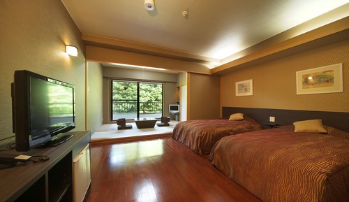 Chambre avec lits jumeaux (Modern twin room with tatami area)
