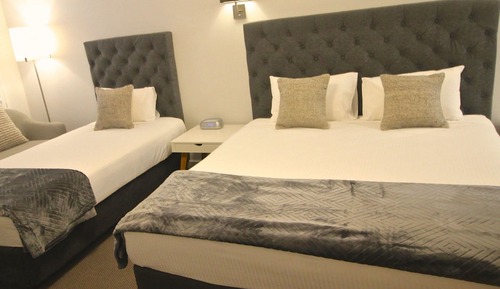 Chambre (1 King + Single)