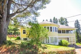 Val David Villa | Charming hillside chalet...