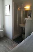 18th Arrondissement Hôtel | chambre 19 sur rue avec douche