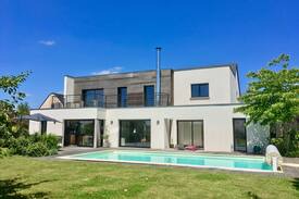 Liffre Maison | Maison avec piscine, proximité sites touristiques
