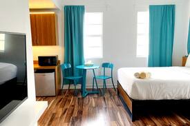South Beach Hôtel | Sun-Filled Collins Ave South Beach Premium Studio