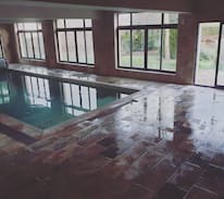 Langoat Villa | manoir du Jaudy piscine spa intérieurs côte granit