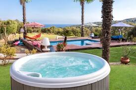 Arenys de Munt Villa | NEW LISTING: Villa with sea views and padel court!