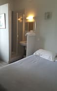 18th Arrondissement Hôtel | chambre 19 sur rue avec douche