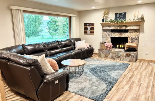 Salmon Maison | Mountain getaway on a private culdesac, 360 views out large windows.
