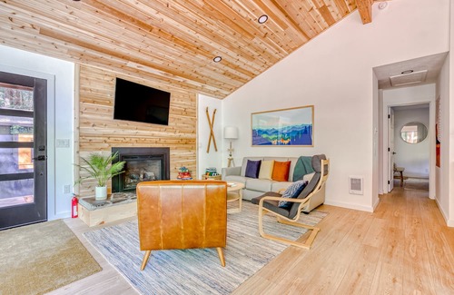 Zigzag Cabine | Charming, dog-friendly cabin with deck, firepit, grill, hot tub, fireplace & W/D