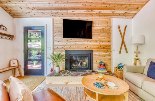 Zigzag Cabine | Charming, dog-friendly cabin with deck, firepit, grill, hot tub, fireplace & W/D