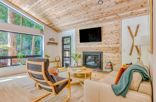 Zigzag Cabine | Charming, dog-friendly cabin with deck, firepit, grill, hot tub, fireplace & W/D