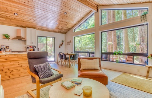 Zigzag Cabine | Charming, dog-friendly cabin with deck, firepit, grill, hot tub, fireplace & W/D