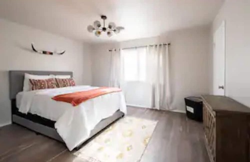 Amarillo Maison | *Discount* Fast Wifi, Beautiful Home near Route 66, Palo Duro Canyon, & Shopping