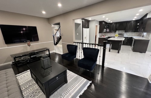 Scarborough Maison | Cozy Upscale Scarborough Home!