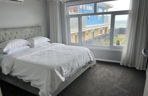 Edithvale Maison | Absolute beachfront oceanfront home. Unobstructed views of the city, Mornington