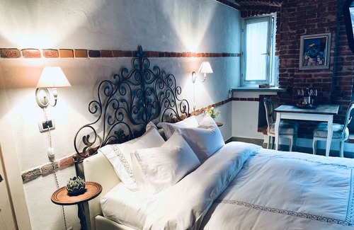 Gassino Torinese Lit Et Petit-Déjeuner | Suite del Camino - country chic with heated whirlpool in the garden