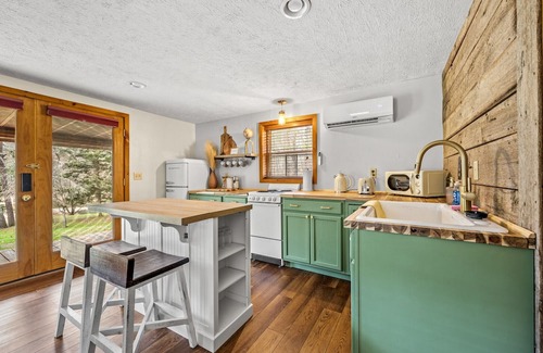 Cosby Cabine | Secluded Lake Front Lodge In Cosby - Your Ultimate Hideaway