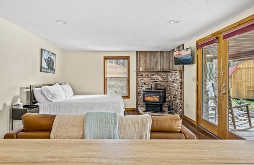 Cosby Cabine | Secluded Lake Front Lodge In Cosby - Your Ultimate Hideaway