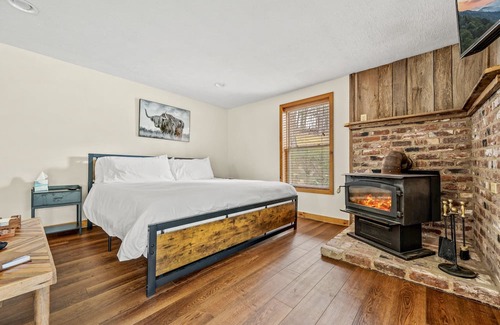 Cosby Cabine | Secluded Lake Front Lodge In Cosby - Your Ultimate Hideaway