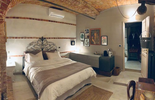 Gassino Torinese Cabine | Old Well Suite in Antique Farm with Outdoor Spa in the Countryside