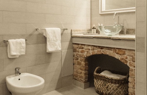 Gassino Torinese Cabine | Old Well Suite in Antique Farm with Outdoor Spa in the Countryside