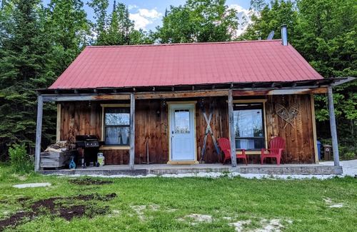 Messines Chalet De Ski | Comfy Cottage w/Sauna and Hot Tub Nestled in Nature in Beautiful Messines, QC